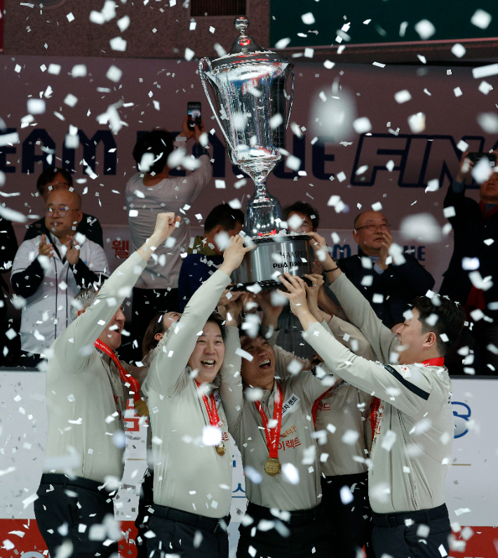 SK렌터카 선수들이 '웰컴저축은행 PBA 팀 리그 2024-2025' 포스트 시즌(PS) 파이널 5차전에서 우리금융캐피탈을 꺾고 우승컵을 들어올리는 모습. PBA