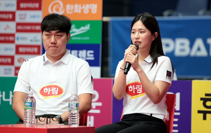 하림 주장 김준태(왼쪽)와 여자 대표 선수 박정현. PBA