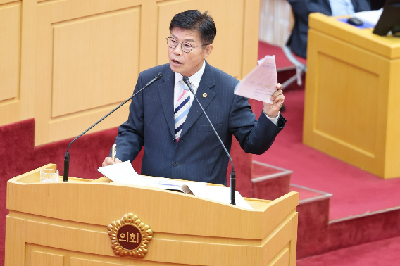 전라남도의회 김문수 의원(더불어민주당·신안 1)은 21일 열린 제392회 임시회 본회의 도정질문을 통해 연 60만 원에 머무는 농어민 공익수당을 현실화해 120만 원 지급을 강력히 촉구했다. 전남도의회 제공