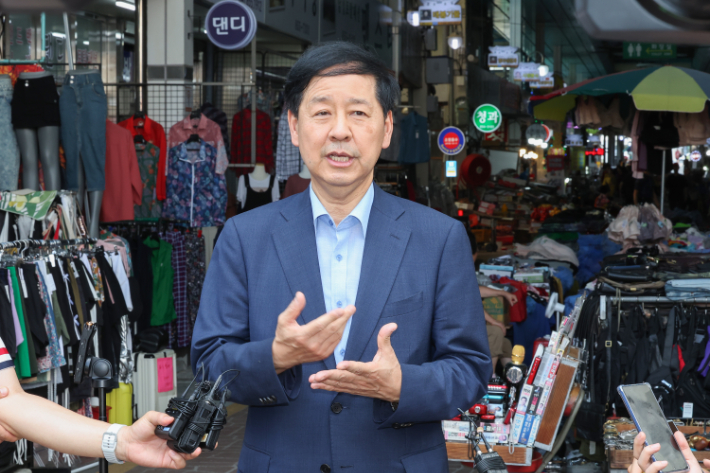 구윤철 경제부총리 겸 기획재정부 장관이 21일 소비쿠폰 시행 점검을 위해 충남 공주 산성시장을 방문, 현장을 둘러본 뒤 기자들의 질문에 답하고 있다. 연합뉴스
