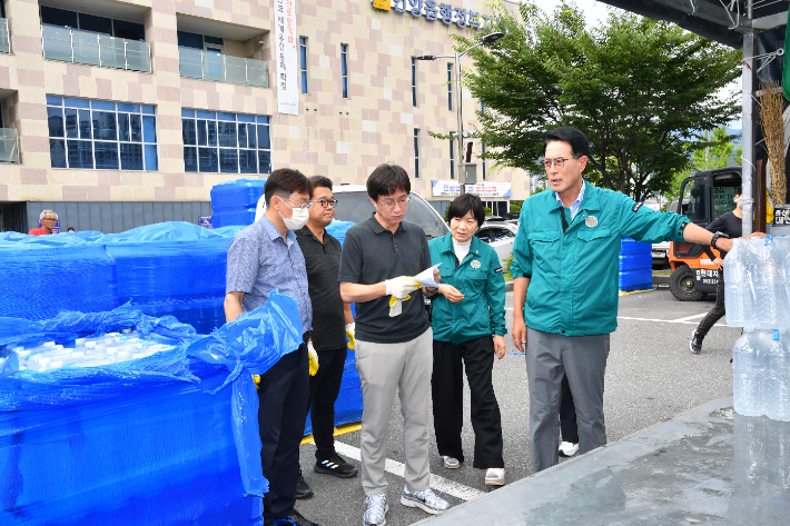 이순걸 울주군수는 21일 언양읍 행정복지센터를 찾아 생수 배부 현황을 점검하고 공무원들을 격려했다. 울주군 제공