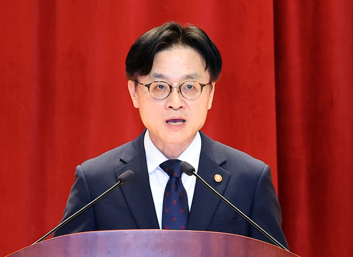 김정관 산업통상자원부 장관이 21일 정부세종청사 산업통상자원부 강당에서 열린 취임식에서 취임사를 하고 있다. 연합뉴스