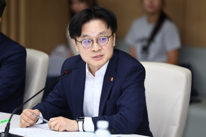 김정관 산업통상자원부 장관이 21일 서울 중구 대한상공회의소에서 열린 경제단체 및 업계와의 대미 통상 긴급점검회의에서 모두발언을 하고 있다. 연합뉴스