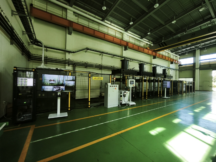 포항소재산업진흥원(POMIA) 내에서 노코드 공정최적화를 위한 지능형 다단프레스 질증장비가 운영되고 있다. 포항시 제공