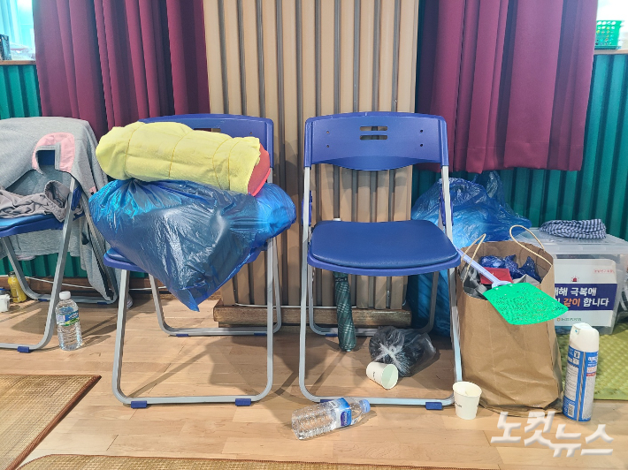 다급히 대피한 탓에 단출한 이재민들의 소지품. 김정남 기자