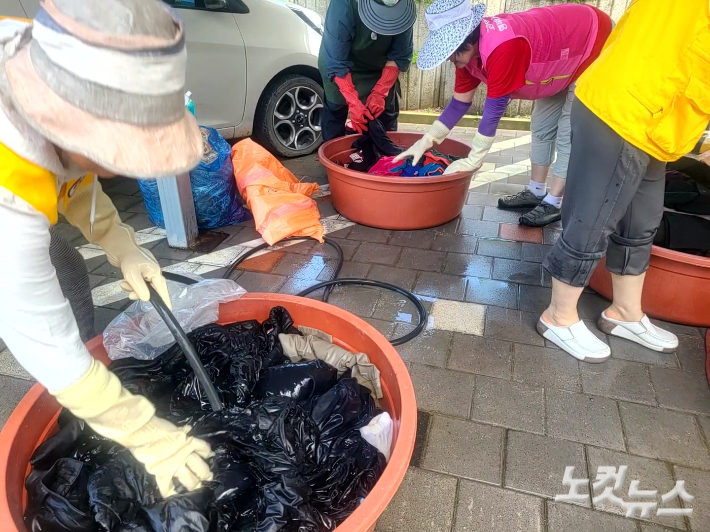 대피소 밖에서는 세탁봉사가 이뤄지고 있었다. 김정남 기자