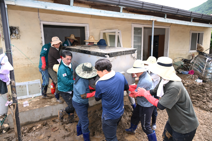 경남도의회 수해 복구 지원. 경남도의회 제공 