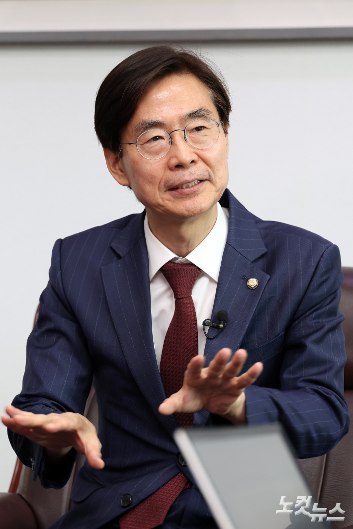 국민의힘 조경태 의원이 21일 서울 여의도 국회 의원회관에서 CBS노컷뉴스와 인터뷰를 하고 있다. 윤창원 기자