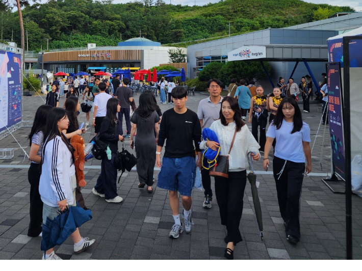 많은 시민들이 울진 열광문화제를 즐기고 있다. 문석준 기자