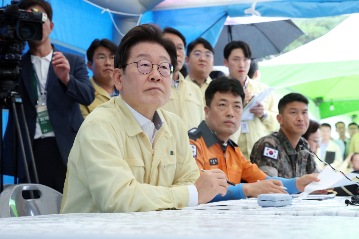 이재명 대통령이 21일 경남 산청군 산청읍 행정복지센터 인근에 마련된 호우 피해 통합지원본부에서 보고를 받고 있다. 연합뉴스