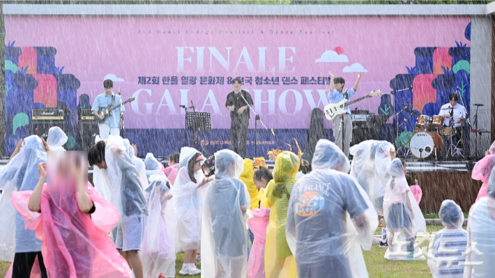 한울 열광 문화제 갈라쇼 참석자들이 흠뻑쇼를 즐기고 있다. 문석준 기자