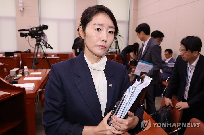 (서울=연합뉴스) 김주성 기자 = 강선우 여성가족부 장관 후보자가 14일 국회 여성가족위원회에서 열린 인사청문회가 오전 질의를 마치고 정회되자 청문회장을 나가고 있다. 2025.7.14 utzza@yna.co.kr 연합뉴스