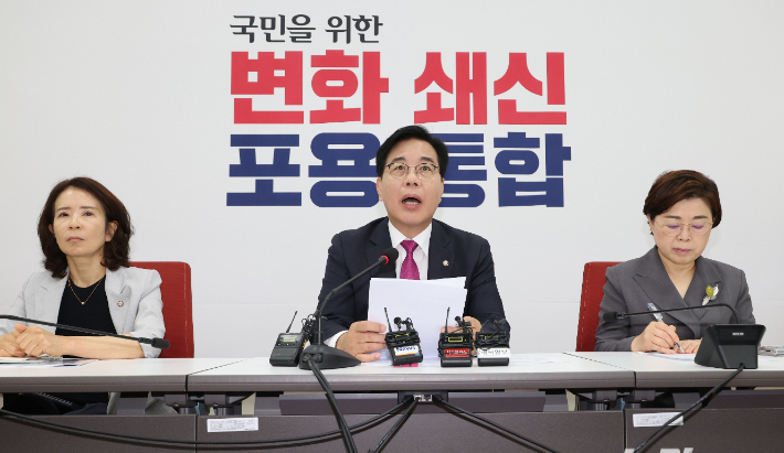 국민의힘 송언석 비대위원장 겸 원내대표가 16일 서울 여의도 국회에서 기자간담회를 열어 강선우 여성가족부 장관 후보자의 사퇴를 요구하는 등 인사청문회 관련 입장을 밝히고 있다. 연합뉴스