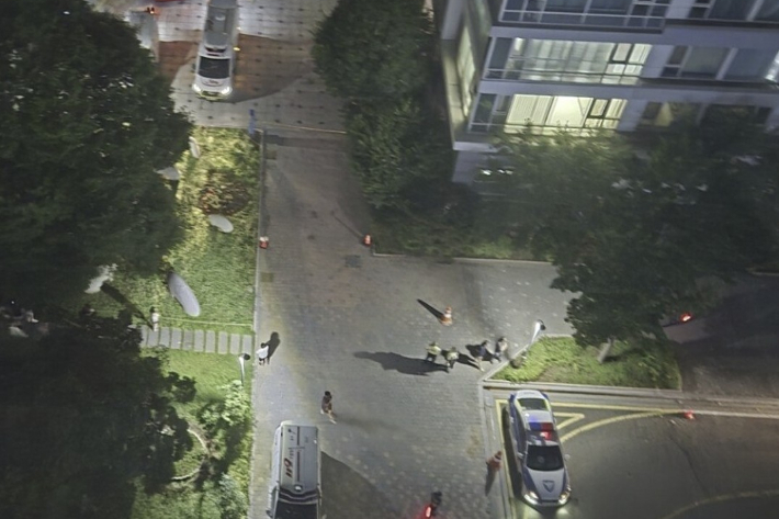 총기 사건 현장에 출동한 경찰과 소방 당국. 연합뉴스