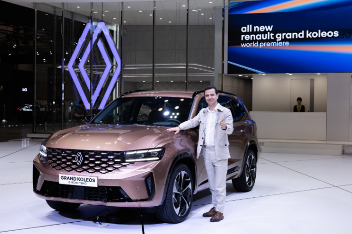 2024 부산모빌리티쇼에서 처음 공개한 그랑 콜레오스와 기념 촬영 중인 르노코리아 스테판 드블레즈 사장. 르노그룹 제공