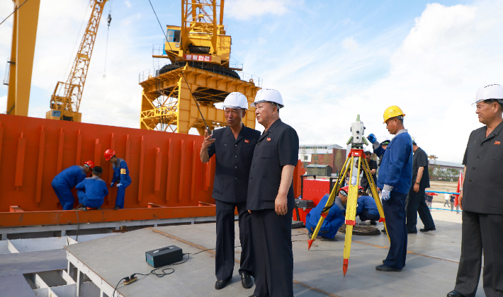 북한이 내년 10월 10일까지 5천t급인 '최현급' 신형 구축함을 추가로 건조한다. 연합뉴스