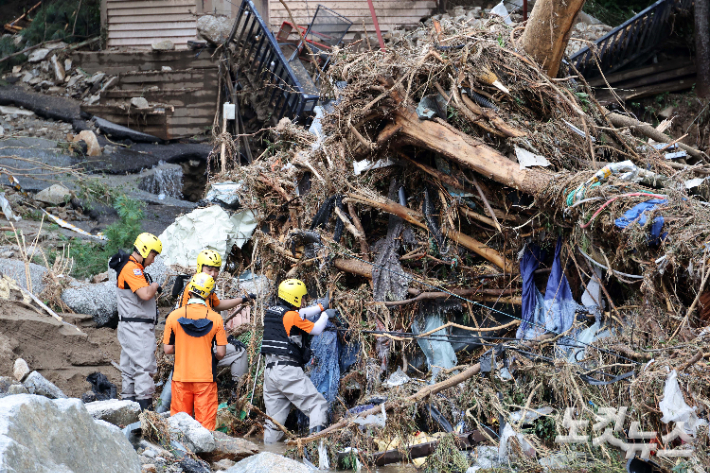 21일 경기 가평군 조종면 마일리 인근 하천에서 119구조대가 실종 수색 작업을 하고 있다. 가평 조종면에는 전날 오전 3시 30분을 전후해 시간당 76㎜의 폭우가 쏟아지는 등 이날 하루 누적 강수량 200㎜를 기록하는 물폭탄이 쏟아졌다. 가평=박종민 기자