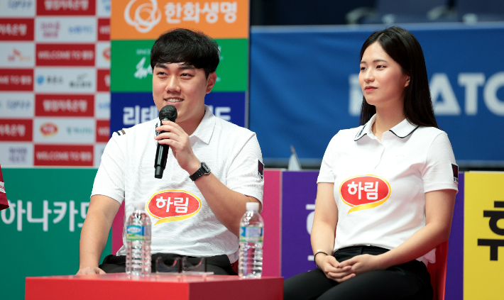 하림 주장 김준태(왼쪽)가 박정현과 함께 21일 PBA 팀 리그 미디어 데이에 참석한 가운데 출사표를 던지고 있다. PBA