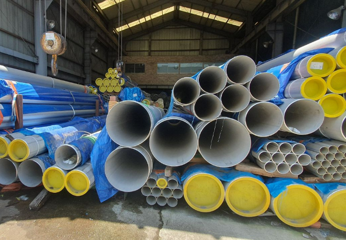 21일 오전 11시 40분쯤 부산 사상구의 한 업체에서 40대 작업자가 파이프 더미에 깔려 숨졌다. 부산경찰청 제공