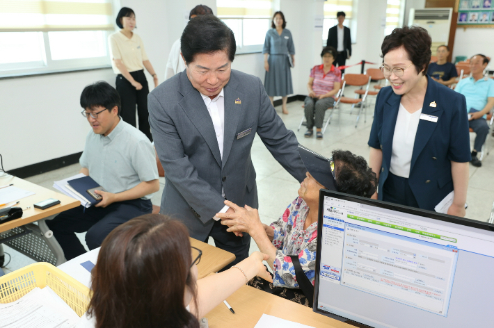 공영민 군수가 '민생회복 소비쿠폰' 지급 현장에서 주민과 만나고 있다. 고흥군 제공