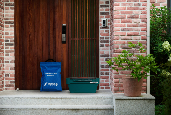 쿠팡로지스틱스서비스(CLS)는 업계 최초 초경량 다회용 '에코백'과 '뉴 프레시백'을 시범운영하고 있다. 해당 이미지의 패키지는 색상 등 변동 가능하다. 쿠팡 제공