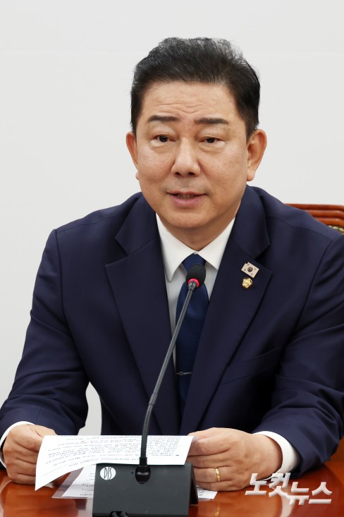 더불어민주당 김병기 당대표 직무대행 겸 원내대표가 22일 서울 여의도 국회에서 열린 원내대책회의에서 발언을 하고 있다.