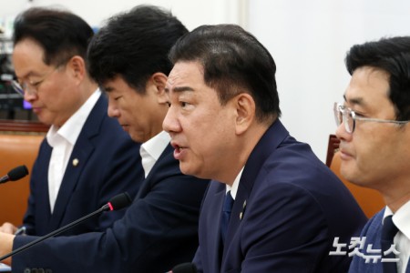 더불어민주당 김병기 당대표 직무대행 겸 원내대표가 22일 서울 여의도 국회에서 열린 원내대책회의에서 발언을 하고 있다.
