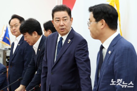 더불어민주당 김병기 당대표 직무대행 겸 원내대표가 22일 서울 여의도 국회에서 열린 원내대책회의에 참석하고 있다.