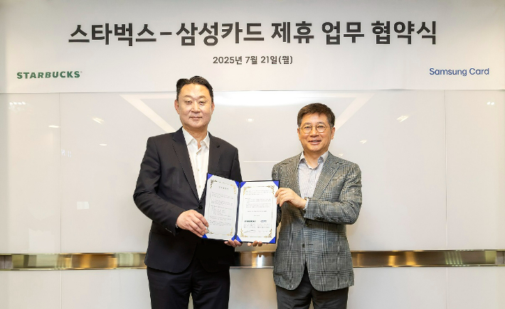 스타벅스, 삼성카드와 카드 제휴 업무협약을 체결하는 모습. (왼쪽부터)스타벅스 코리아 손정현 대표이사, 삼성카드 김이태 사장. 스타벅스 제공