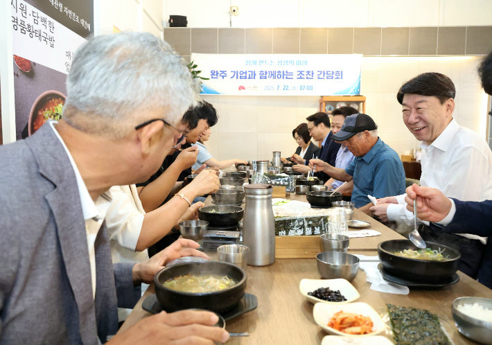 우범기 전주시장(오른쪽 첫번째)이 22일 완주지역 기업인들과의 조찬 간담회에서 대화를 나누며 웃고 있다. 전주시 제공