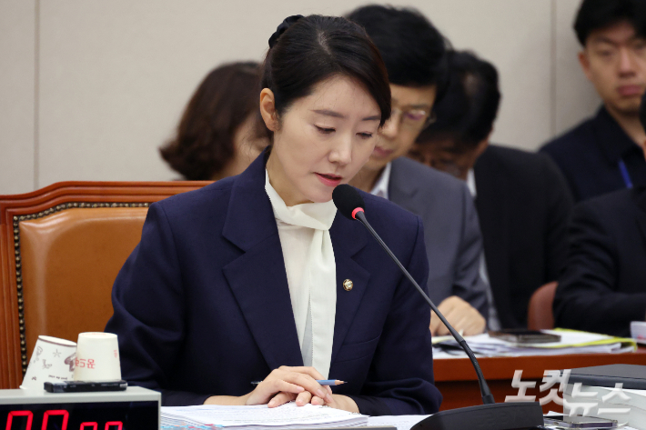 강선우 여성가족부 장관 후보자가 14일 서울 여의도 국회 여성가족위원회에서 열린 인사청문회에서 의원 질의에 답변을 하고 있다. 윤창원 기자