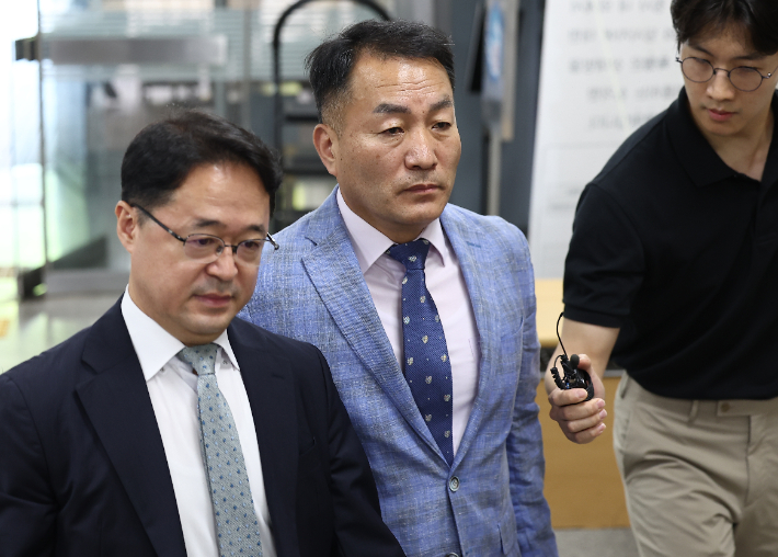 국회 증언·감정 등에 관한 법률 위반 등 혐의를 받는 김계환 전 해병대사령관이 구속 전 피의자 심문(영장실질심사)을 위해 22일 서울 서초구 서울중앙지방법원으로 향하고 있다. 연합뉴스