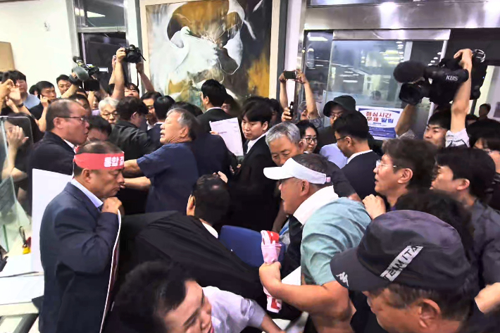 지난 21일 전북 삼례읍 행정복지센터. 김관영 전북도지사가 전입신고를 하는 과정에서도 아수라장이 펼쳐졌다. 송승민 기자