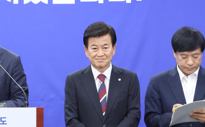 더불어민주당 정동영 의원이 지난 21일 전북도청 브리핑룸에서 전주-완주 통합 합동 기자회견에 참여했다. 전북도 제공
