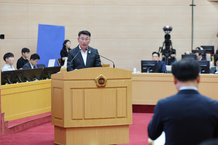 전남도의회 김재철 의원(더불어민주당·보성 1)는 지난 21일, 제392회 임시회 도정질문을 하고 있다. 전남도의회 제공