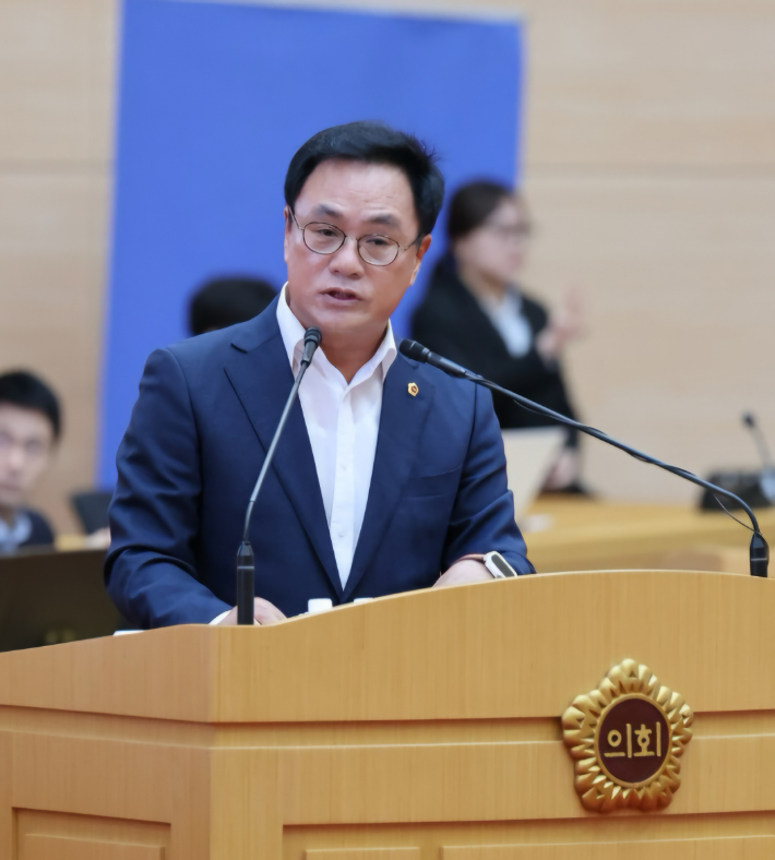 전라남도의회 안전건설소방위원회 송형곤 의원(더불어민주당, 고흥 1)은 지난 18일 제392회 임시회 제2차 본회의 도정질문을 하고 있다. 전남도의회 제공