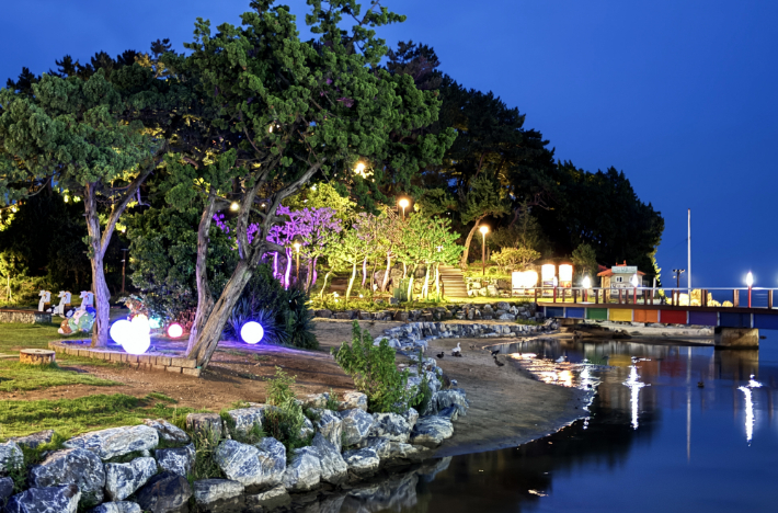 추암해수욕장에 설치한 특화 조명. 동해시 제공