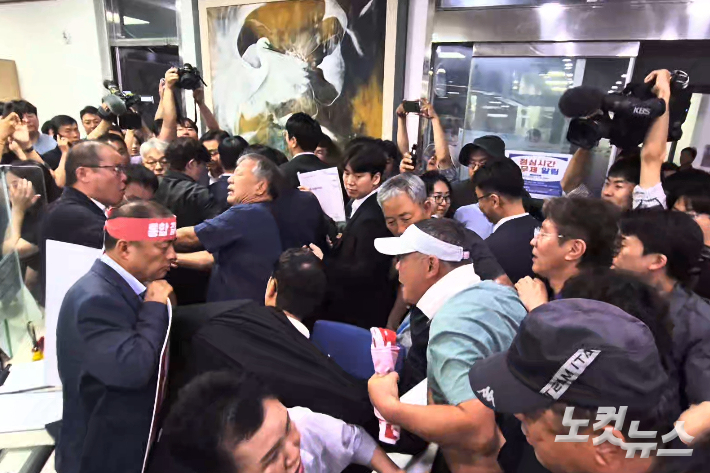 지난 21일 전북 삼례읍 행정복지센터. 김관영 전북도지사가 전입신고를 하는 과정에서도 아수라장이 펼쳐졌다. 송승민 기자