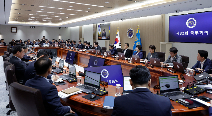 신임 장관 9명 첫 국무회의 참석…부처별 소회는?