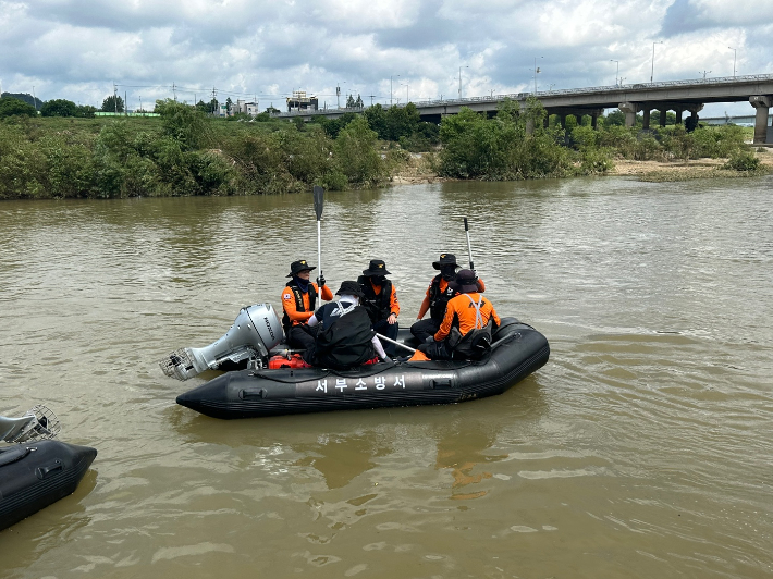 광주광역시소방안전본부는 최근 집중호우로 실종된 시민 A(80대 중반)씨를 찾기 위한 가용 소방력을 총동원해 수색작업을 벌이고 있다. 광주시 제공