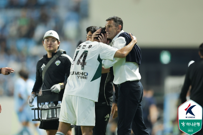 전진우를 안아주는 전북 현대의 거스 포옛 감독. 한국프로축구연맹 제공