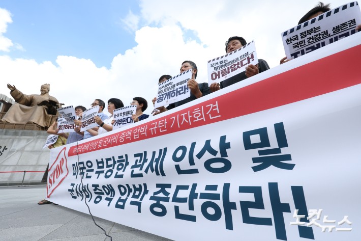 시민사회단체연대회의 소속 회원들이 22일 오전 서울 종로구 주한미국대사관 인근에서 기자회견을 열고 미국의 관세 인상 및 군사비 증액 압박을 규탄하고 있다.