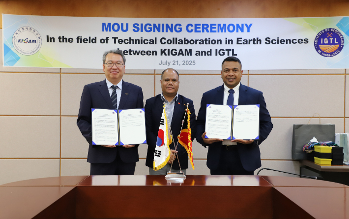 권이균 KIGAM 원장, 베네비데스 주한 동티모르 대사, 산토스 IGTL소장(왼쪽부터)이 업무협약 체결 뒤 기념촬영을 하고 있다. KIGAM 제공