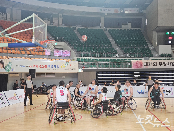 대전 충무체육관에서 열린 '제21회 우정사업본부장배 전국휠체어농구대회'에서 선수들이 경기를 하고 있다. 인상준 기자