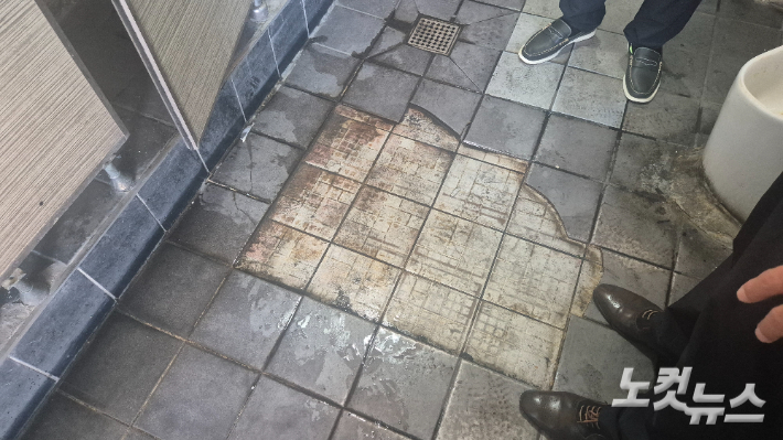 광주 광산구 도산동의 시내버스 차고지 화장실. 바닥 타일은 군데군데 부서졌고 오물이 바닥에 넘쳐 흘러 냄새가 심했다. 한아름 기자 