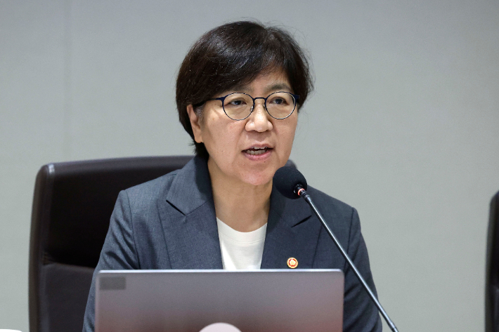 정은경 보건복지부 장관이 22일 서울 용산 대통령실 청사에서 이재명 대통령 주재로 열린 국무회의에 참석해 인사말을 하고 있다. 연합뉴스