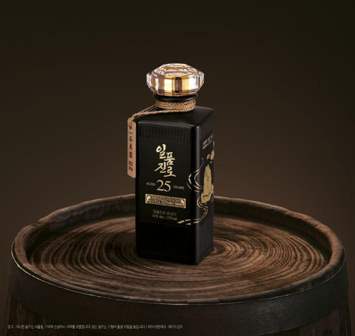 일품진로 25년산 제품. 하이트진로 제공
