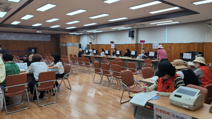 행정복지센터 접수창구. 경남도청 제공 