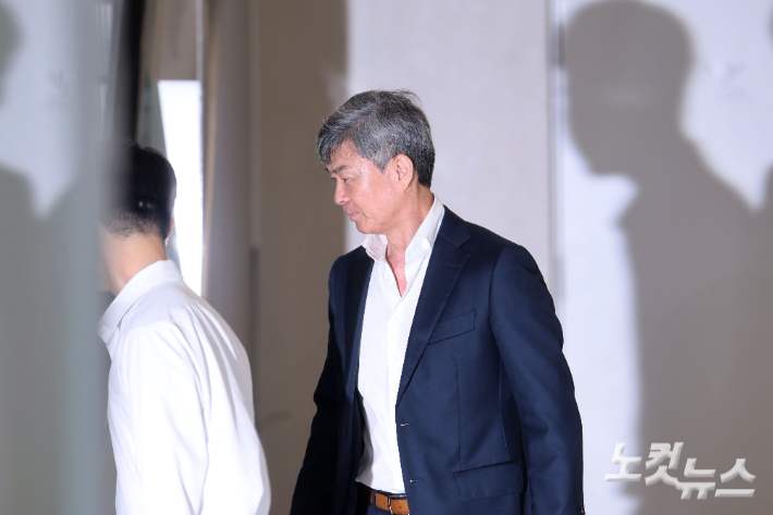 김건희 여사의 최측근이자 삼부토건 주가조작 의혹과 도이치모터스 주가조작 의혹을 받고 있는 이종호 전 블랙펄인베스트 대표가 21일 오전 서울 종로구 KT 광화문빌딩에 마련된 김건희 특검팀 사무실에 출석하고 있다. 류영주 기자
