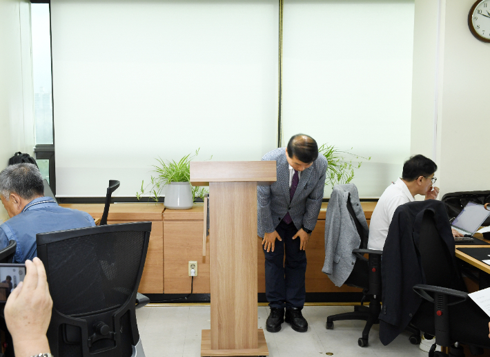 백경현 구리시장이 22일 시청 본관 4층 기자실에서 비상근무 중 지역 단체 야유회에 참석한 것에 대해 사과했다. 구리시 제공